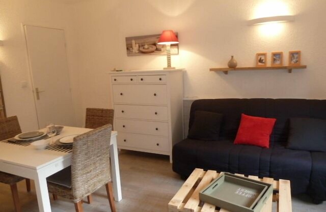 Bright apartment of 35 m2 in Res. quiet and close to downtown. Private Park