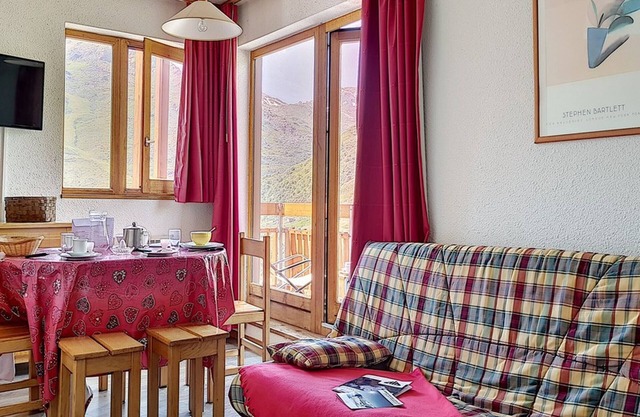 Bright Apartment · Ski-In/Ski-Out · Balcony · Sleeps 5