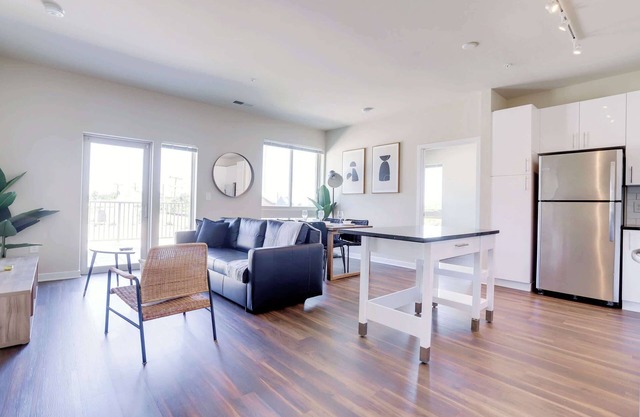 Bright Apt W Pool & Prime Location
