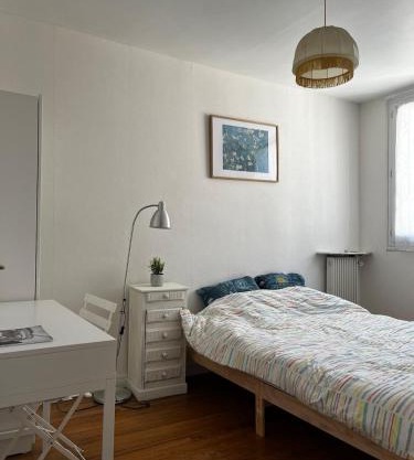 Bright Bedroom 15 min to Paris Center with 5 mins walk to metro railway RER B