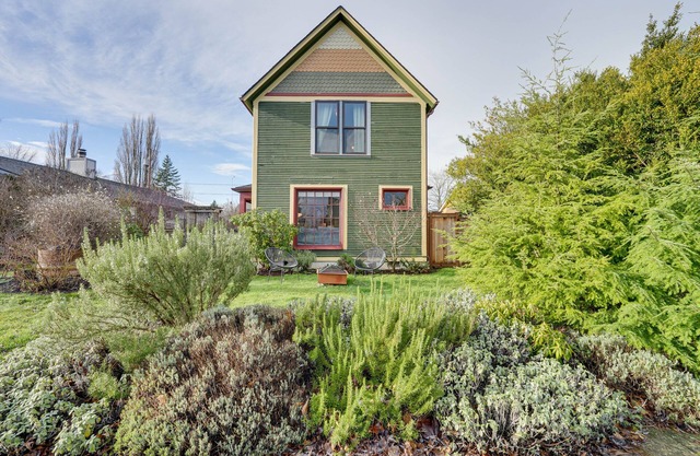 Bright Bellingham Home w/Fire Pit: 1 Mi to Beach!