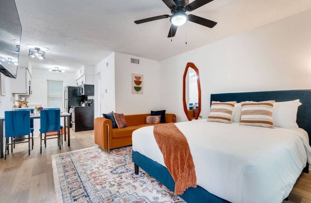 Bright & Breezy Austin Studio - Sleeps 3