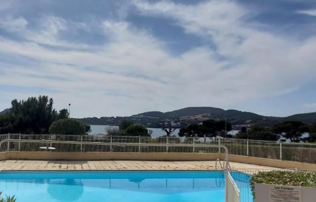 Bright cocoon with pool - facing the sea