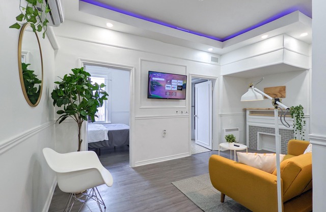 Bright & colorful downtown gem with free parking