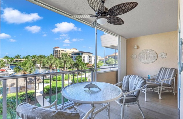 Bright condo in community w/pool/steps to beach