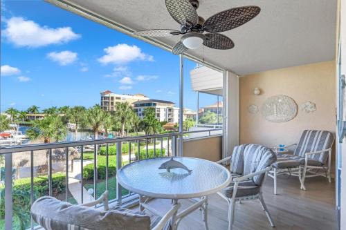 Bright condo in community with pool/steps to beach