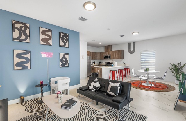 Bright & Cozy 3BR w/Fast WiFi, Minutes to Beach!