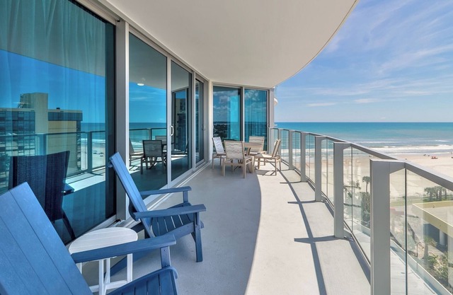 Bright Daytona Beach 2BR Suite: Pool, Gym & Ocean View 806