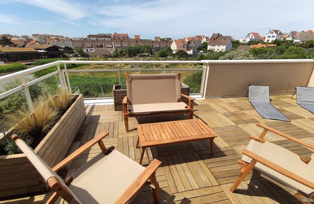 Bright duplex with large well-oriented terrace overlooking the park