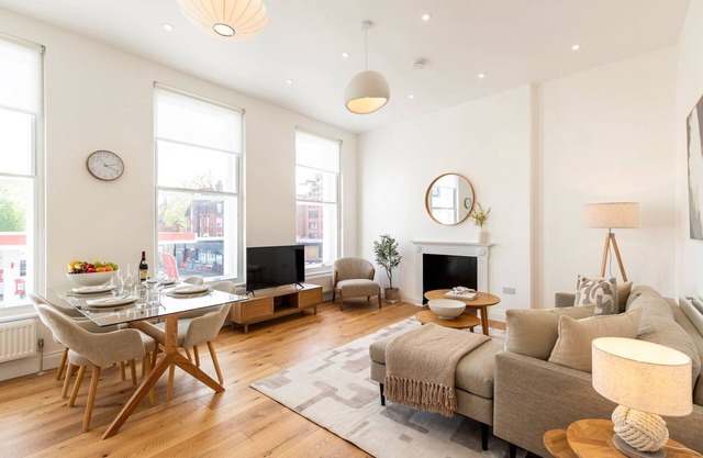 Bright & Elegant Chelsea Getaway: Private Balcony!