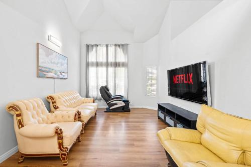 Bright Family Getaway w Garage&Prime SoCal Location