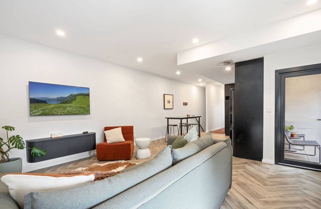 Bright Kingston Stay with Balcony Access