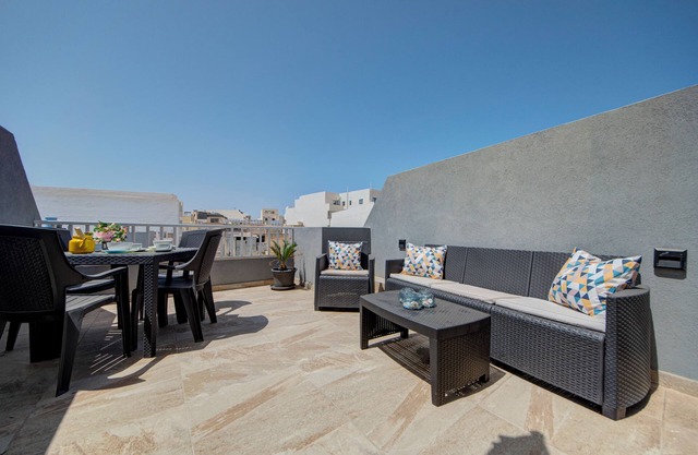 Bright, Modern and centrally located 2-bd Top Floor Pth