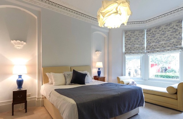 Bright Modern Two Bed with Parking