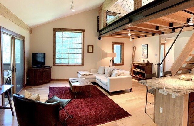 Bright, Modern Loft. 5 Miles to Ski Resort, National Park, or Downtown Jackson