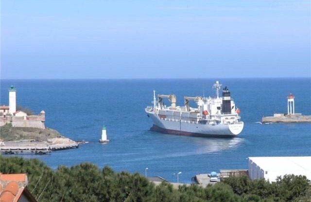 Bright, newly refurbished 2 bedroom apt overlooking charming harbour