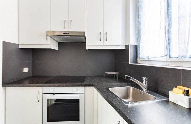 Bright, quiet apartment 15 minutes from Paris