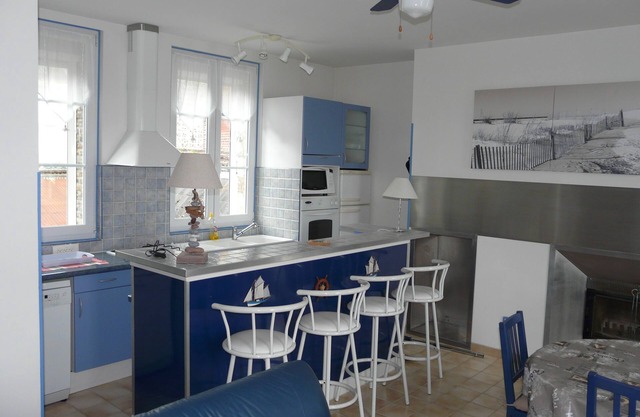 BRIGHT, QUIET APARTMENT FACING THE PORT