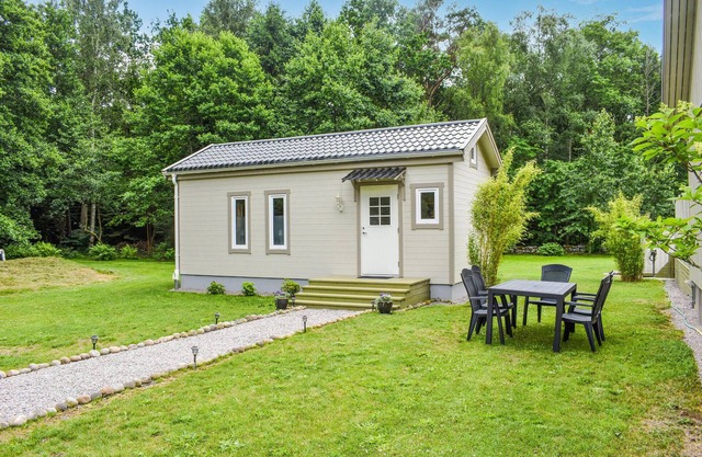 Bright, quietly located cottage close to the water.