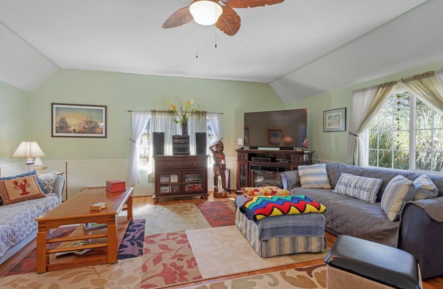 Bright & roomy beach home w/a furnished deck & ocean access