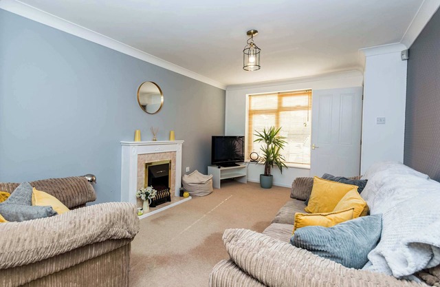 Bright & Spacious 3 Bed Swindon Home with Parking