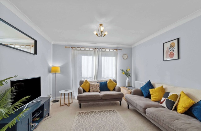 Bright & Spacious 3 Bedroom Home in Central Exeter