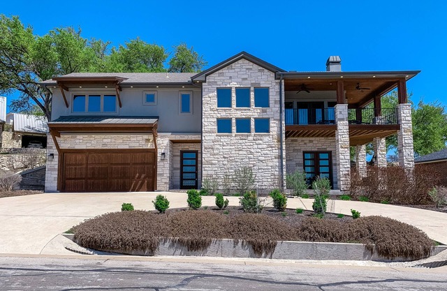 Bright & Spacious Family Home w/Firepit, Lake Views, Furnished Deck, Free WiFi
