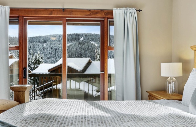 Bright, Spacious, Ski-in/Out Townhouse w/h Private Hot Tub