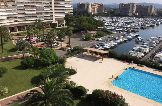 Bright studio Cannes Marina, 2 guests, close to beach and shops.
