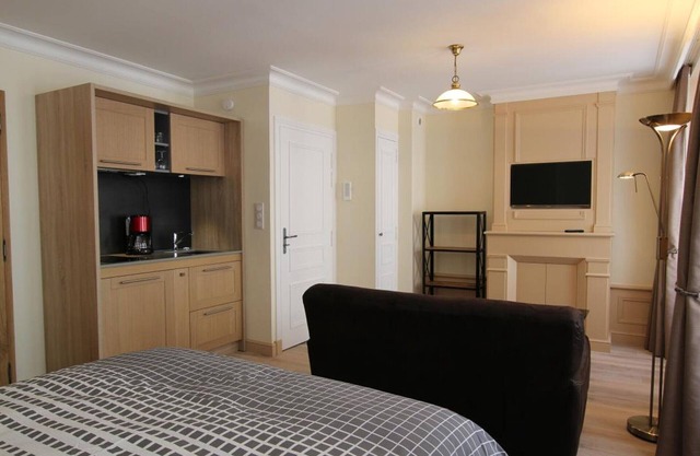 Bright studio in Granville with wifi and linen included