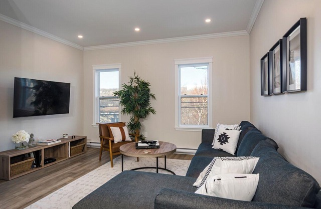 Bright, Stylish Townhouse near Downtown w/Parking