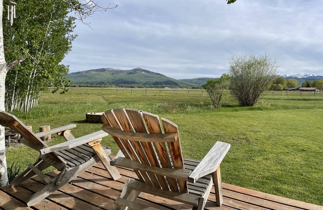 Bright & sunny house on open space close to Jackson. Discounts for longer stays!