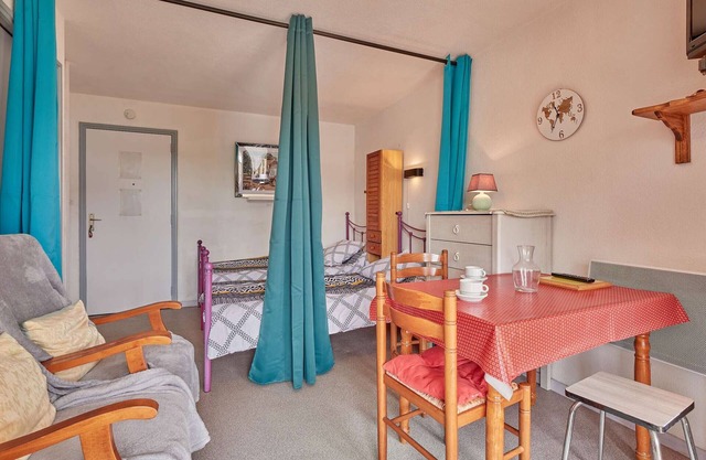 Bright T1 for 2 with balcony, Wifi, pets allowed