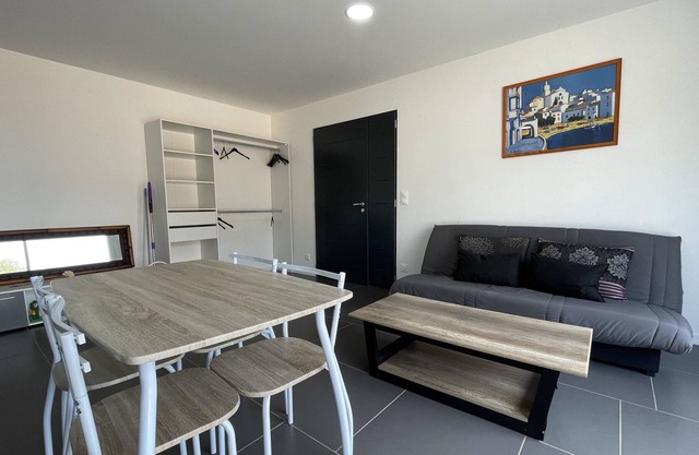 Bright T2 With Garden And Garage