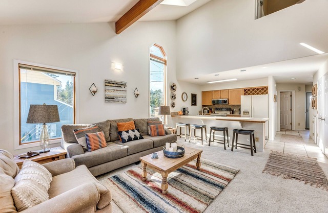 Bright Townhome - 1 Mile to Downtown Cloudcroft