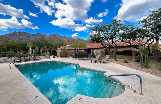 Bright Tucson home near golf & hiking with pool & spa - 30-night stay min.