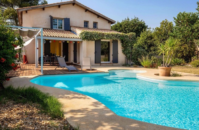 Bright villa with swimming pool near Montpellier, ideal for family or friends