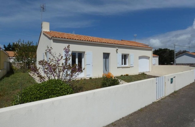 Bright Vacation Home with Garden, Near Beach - Pet Friendly - 2 Bedrooms, Sleeps 4