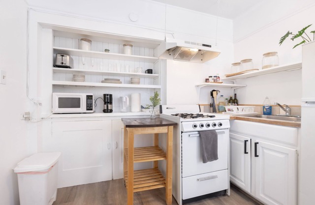 Bright Vintage Oakland Studio