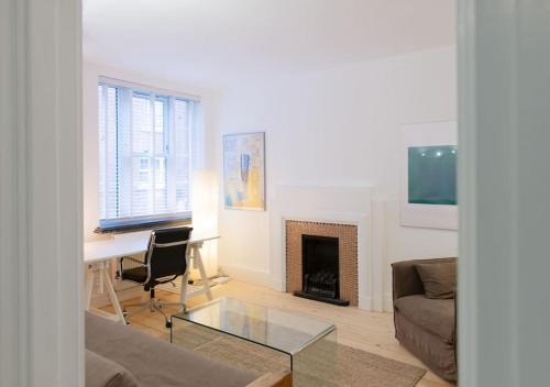 Bright wood-floor apartment near Parliament