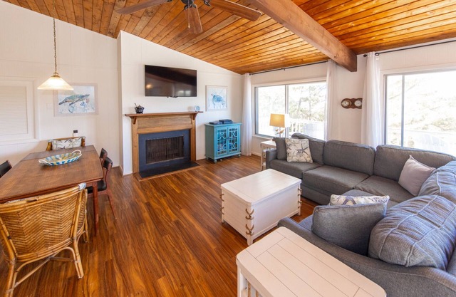 Bring your Pup! Charming Cottage steps from the Beach, Elevator!