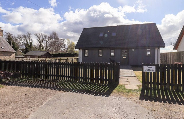BRODIE EAST COTTAGE, family friendly, with a garden in Forres