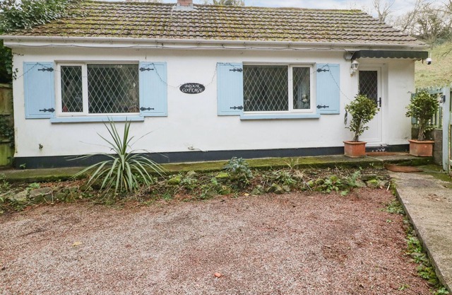 BROOK COTTAGE, pet friendly, with hot tub in Lydney