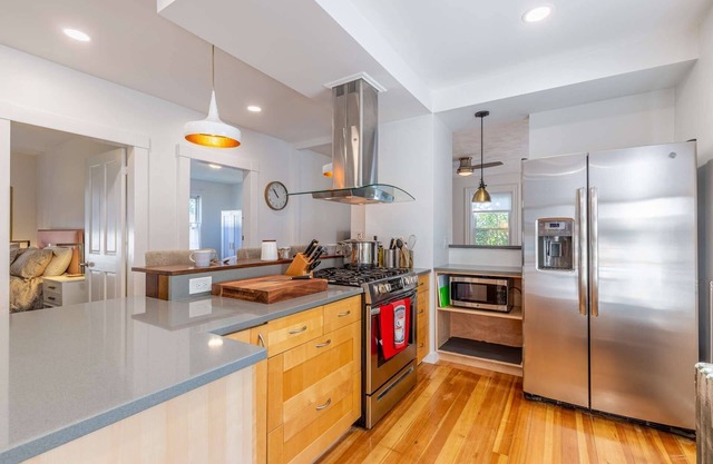 Broom & Board: Charming Salem Home in Prime Historic Location and minutes away from the waterfront!