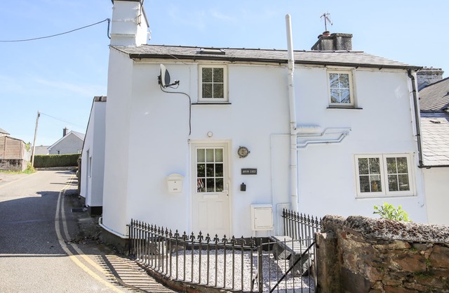 BRYN COED, pet friendly, character holiday cottage in Porthmadog