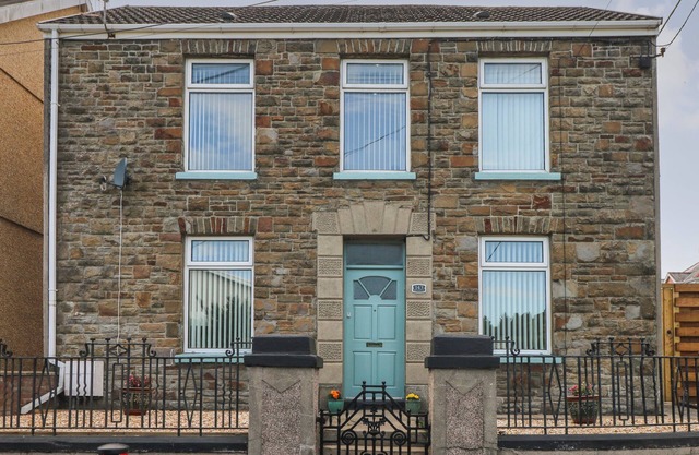 BRYNAWEL, pet friendly, character holiday cottage in Burry Port