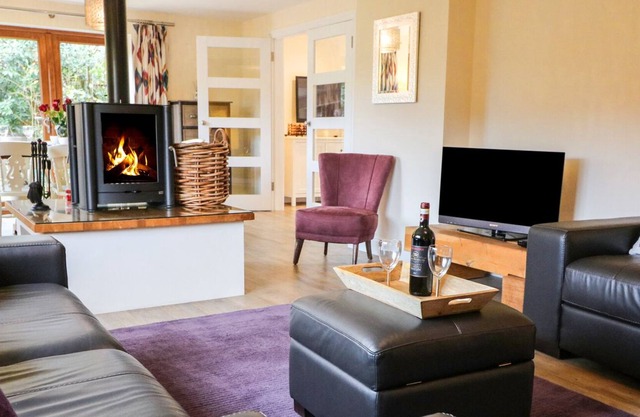 BRYONY COTTAGE, pet friendly, with open fire in Fordingbridge