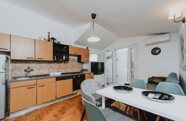 Buba Apartment w/balcony and sidesea view