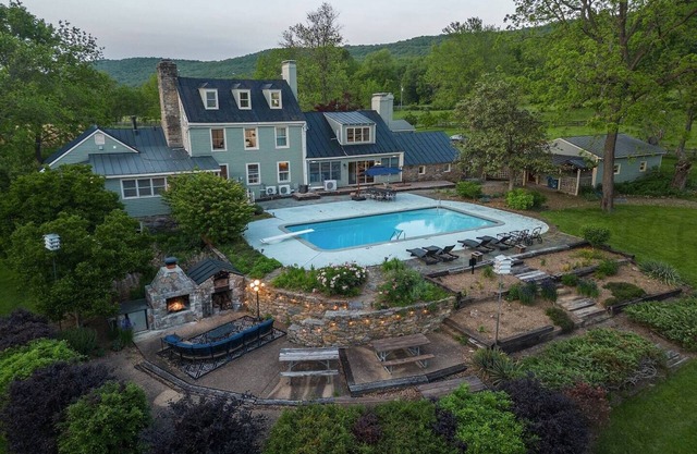 Buckskin Manor - Historic, Pool, 66 Acre Vineyard