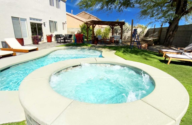 Buddha Estate#4 - Great neighborhood, Sparkling pool and Hot tub, EV Charger, Games
